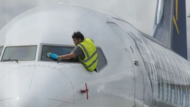 Trabajador de lavado de aviones