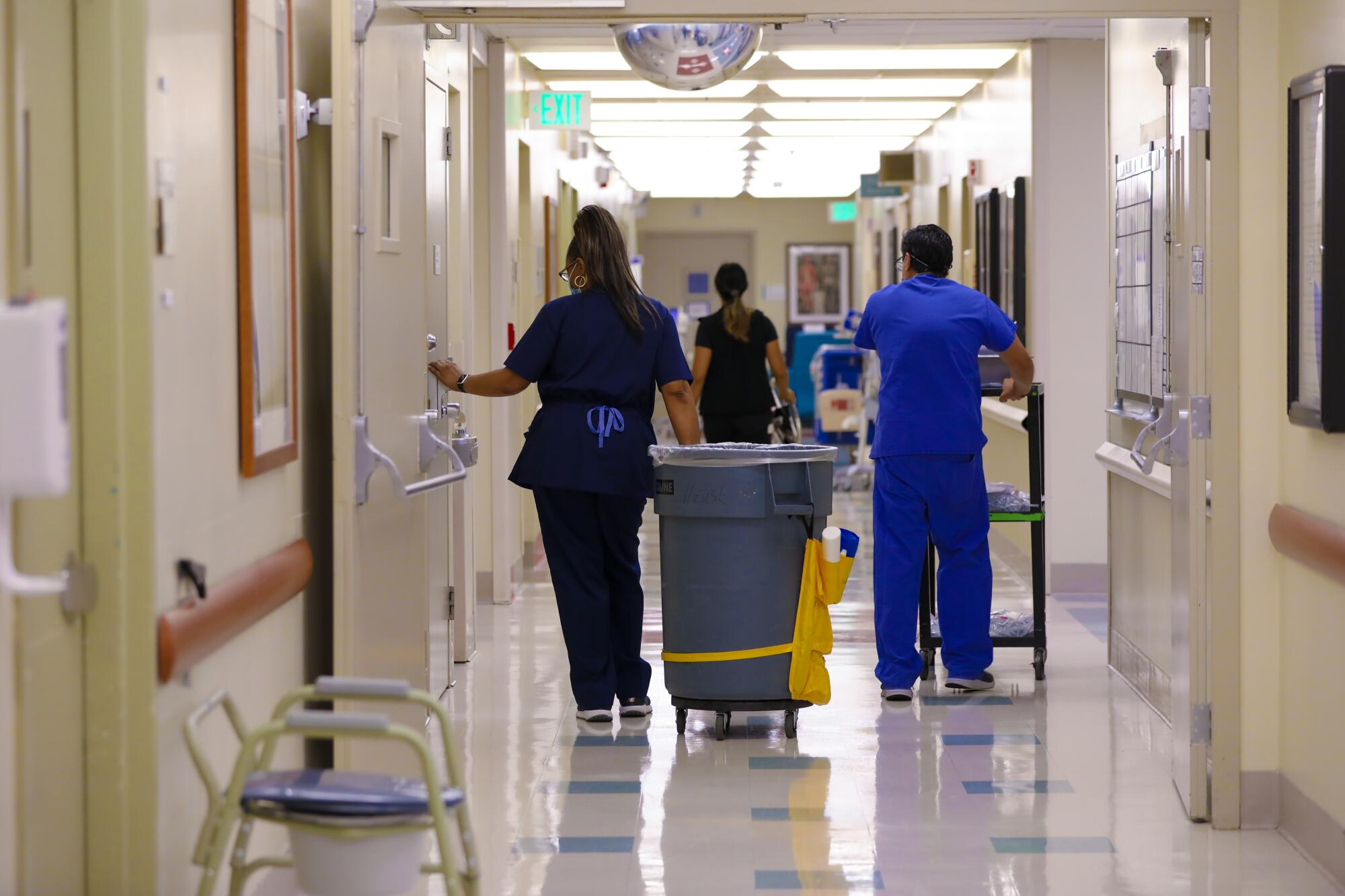 Asistente de limpieza hospitalaria