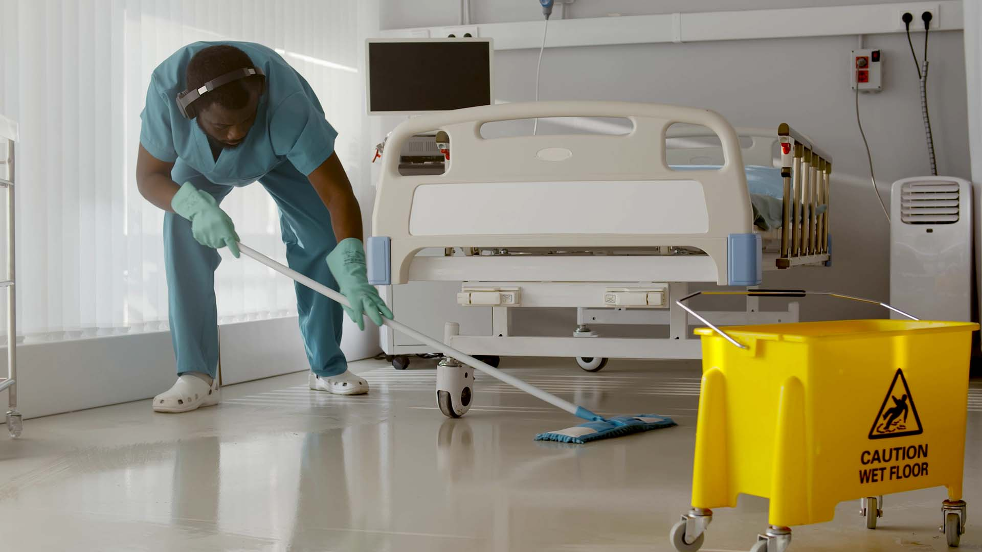 Asistente de limpieza en hospital
